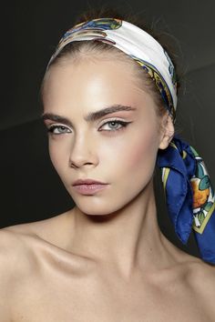 Hair Scarf Hairstyles, Look 2022, Fair Skin Makeup, Tail Hairstyle, Styling Services, Summer Hair Accessories, White Eyeshadow, Classic Hair, Hair Scarf Styles