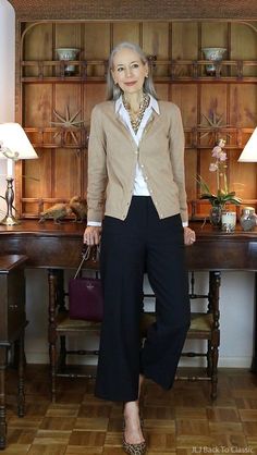 Mode Over 50, Classic White Shirt, Black Cropped Pants, Black Wide Leg Pants, 50 Style, 60 Fashion, Over 50 Womens Fashion, Outfit Trends