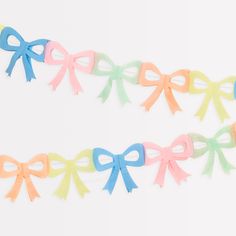 Our pack of 3 party garlands, with colorful bows, is ideal as Easter decorations. Tissue Paper Bow, Table On The Wall, Tissue Garland, Paper Bows, Tissue Paper Garlands, Bow Garland, Pastel Bows, Gold Glitter Bow, Fiesta Tropical