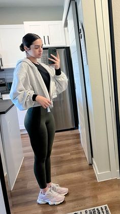 Workout Outfits With Leggings, New Balance Leggings Outfit, Women Jogging Outfit, New Balance Gym Outfit, Winter Exercise Outfits, New Balances Outfits Ideas, Cute Legging Outfits Summer, Sport Leggings Outfit, Outfit Gym Mujer