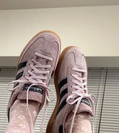 Adidas Samba Women, Samba Outfit Ideas, Adidas Samba Outfits, Samba White, Adidas Samba White, Samba Outfits, Adidas Outfits, Platform Tennis Shoes, Jean Beige