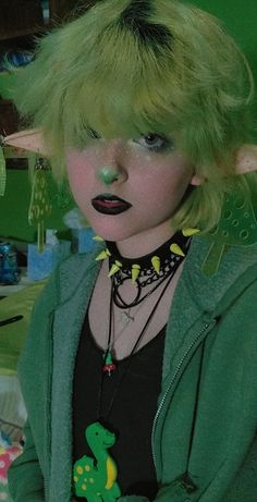 Black And Green Hair Short, Green Hair Cosplay, Long Alt Hair, 2020 Alt Makeup, Grunge Hair Color, Nonbinary Hairstyles, Cute Green Hair, Red And Green Hair, Light Green Hair