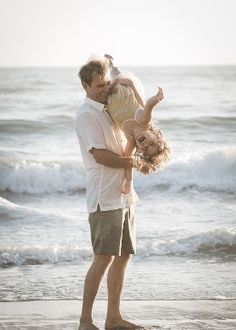 Father Daughter Beach Photos, Toddler Beach Photos, Family Beach Pictures Poses, Oc Family, Family Photo Studio, Fam Photos, Beach Photography Family, Family Beach Portraits, Family Photoshoot Poses