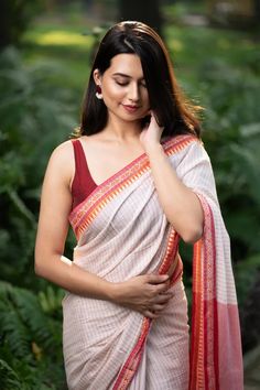 Hands On Shoulder, Types Of Saree, Ideas For Photoshoot, Saree Pose, Bengali Saree, Bollywood Designer Sarees, Teenage Romance