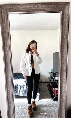 White Shacket Outfit, White Shacket, Ugg Boots Women, Outfit Ugg, Uggs Outfit, Work Fits, Winter Work