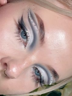 Simple Unique Eye Makeup, Photo Contrast, Makeup Ojos, Makeup List, Cool Makeup Looks, Creative Eye Makeup, Glowing Makeup, Creative Eye