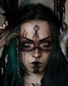 Heilung Makeup, Elven Warrior Makeup, How To Do Viking Makeup, Norse Make Up, Norse Witch Makeup, Viking Costume Female Diy Plus Size, Norse Witch Costume, Viking Inspired Makeup, Swamp Witch Makeup