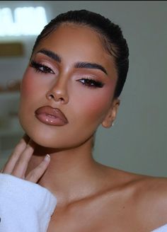 Makeup Looks Glowy Glam, Sultry Eyes Makeup, Makeup For Photoshoot Indoor, Makeup Ideas For Photoshoot, Makeup Looks For Small Eyes, Brunette Barbie Aesthetic, Pinkish Makeup Looks, Wedding Makeup Dark Skin, Soft Glam Eyeshadow Looks