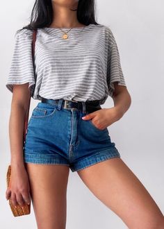 Jeans Shorts And T Shirt Outfit, T Shirt With Shorts Outfits, How To Style Short Jeans, Short Jeans Look, Outfit Short Jeans, Outfit Short Jean, Basic Summer Fits, Outfit Inspirations Jeans, Short Jeans Outfit