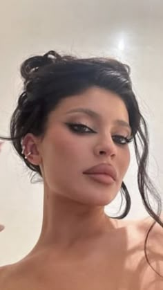 Black Hair Light Eyebrows, Waves For Prom, High Contrast Makeup, Black Makeup Looks, Seductive Makeup, Stile Kylie Jenner, Bleached Eyebrows, Hair Styles For Short Hair, Hair Styles For Long Hair