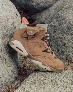 Photo de la Jordan 6 Retro Travis Scott British Khaki posé sur une roche. Jordan 6 British Khaki, Jordan 6 Travis Scott, Jordan Travis Scott, Jordan Retro 6, Air Jordan 6 Retro, Nike Air Jordan 6, British Khaki, Jordan 6 Retro, Rolls Royce Phantom