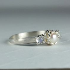 Pearl And Moonstone Ring, Vintage Wedding Rings Pearl, Unique Vintage Engagement Rings Silver, Silver Rings Pearl, Silver Unique Wedding Rings, Unique Wedding Ring Silver, Elegant Moonstone Pearl Ring For Anniversary, Ethereal Wedding Rings Silver, Vintage Promise Rings Silver