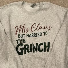 Women’s Size Medium Gildan Sweatshirt. New With Tags. Married To The Grinch, Christmas Sweatshirt Ideas, The Grinch Christmas, Sweatshirt Ideas, Cricut Christmas