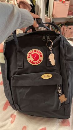 Fall Raven Kanken Backpack, Black Kanken Aesthetic, Tas Kanken, Fjallraven Kanken Backpack Aesthetic, Fjallraven Kanken Aesthetic, Kanken Navy, Aesthetic Bookbag, Kanken Backpack Aesthetic, Bookbag Aesthetic