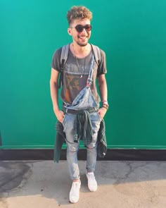 Look do dia 27.09.15 Mais um dia de Rock in Rio! 90s Fashion Trends, 90s Fashion Men, Vintage Mens Fashion, Pride Outfit, Mens Trends, Mens Streetwear, Dungarees