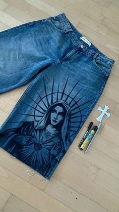 Skull Painted Jeans, Designs On Jeans Paint, Jeans Drawing Ideas, Customise Clothes Diy, Designs To Paint On Jeans, Pants Custom Paint, Bleached Clothes Design, Pants With Drawings On Them, Bleach Painting Pants