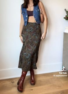 Boho Bar Outfit, Summer Outfit Trousers, Retro Thrift Outfits, Tattoos Outfit, Alt Cottage Core Outfits, Hip Professional Outfits, Concert Outfit Ideas Hozier, Layering In Summer Outfits, Alternative Indie Concert Outfit