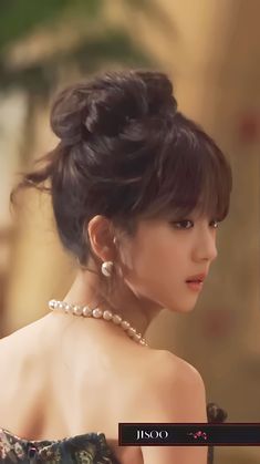 Kim Jisoo Hairstyle, Jisoo Flower Hairstyle, Jisoo Hairstyles, Blackpink Hairstyles, Jisoo Hair, Hairstyle For Prom, Flower Bun, Traditional Hairstyle, Hair Style Korea