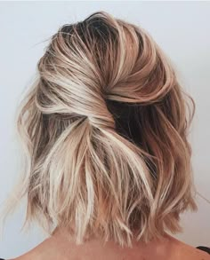 That twist Simple Wedding Hairstyles, Short Wedding Hair, Cute Hairstyles For Short Hair, Half Up Hair, Good Hair Day, Halloween Make, Blonde Balayage