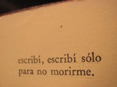 the words are written in black ink on a white paper with writing underneath it that says, escribi, escribi, escribi, solo para no morrime