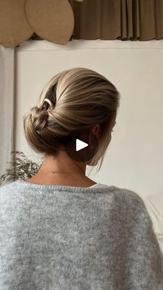 Hairstyles For Medium Length Hair Bun, Bun Hairstyles For Medium Length Hair, Easy Bun Hairstyles For Short Hair, Easy Bun Hairstyles For Medium Hair, Buns For Medium Length Hair, Easy Hairstyles For Medium Length Hair, Easy Medium Length Hairstyles, Chignon Simple, Hairstyle Short