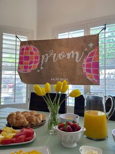 #prom #brunch #aesthetic Prom Brunch Decor, Hoco Party Decor, Homecoming Breakfast Ideas, Prom Breakfast Ideas, Homecoming Get Ready Party, Prom Get Ready Party