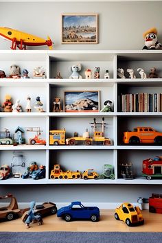 Toddler boy bedroom with open wooden shelving Toddler Boy Bedroom Design, Playroom Shelves, Boy Bed, Kids Rooms Shared, Kid Decor