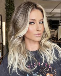 Blonde Lowlights, Cool Blonde Hair, Blonde Hair Color Ideas, Dark Roots Blonde Hair, Dark Blonde Hair