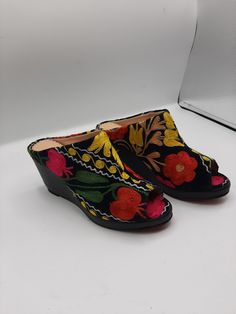 Handembroidery vintage suzani shoes #opentoe #suzanishoes #wedgeshoes #suzanishoes #vintagefashion Custom Sandal, Womens Clogs And Mules, Jack Rogers Sandals, Buy Boots, Tassel Shoes, Embroidery Shoes, Festival Shoes, Custom Boots, Fashion Tote Bag