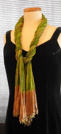 Twisted way to tie a scarf Ways To Wear A Long Scarf, Long Scarf Styling, Scarf Draping Styles, How To Wear A Long Scarf, How To Tie A Long Scarf, Long Scarf Tying, Scarf Styling