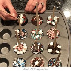 Chocolate Stirrers, Hot Chocolate On A Stick, Joululahjat Diy, Hot Chocolate Stirrers, Kid Friendly Meals Easy, Hot Chocolate Spoons, Chocolate Sticks