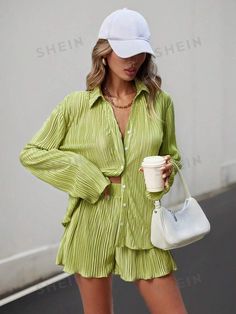 Style:Casual \nDetails:Button \nNeckline:Collar \nDetails:Pleated \nSleeve Type:Drop Shoulder \nColor:Green \nPattern Type:Plain \nPattern Type:Striped \nTop Type:Blouse \nBottom Type:Shorts \nFit Type:Loose \nFabric:Non-Stretch \nCare Instructions:Machine wash or professional dry clean \nSheer:No \n Long Sleeve And Shorts, Summer Street, Korean Casual, Street Outfit, Loose Shorts, Short Suit, Solid Clothes, Suit Fashion, Primavera Estate