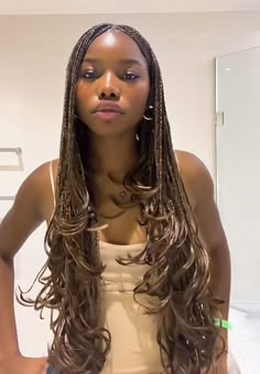 Yasmin Bragatto, Layerd Braids For Black Women, Long Layered Braids, Brown Braids With Highlights, Layered Feathered Braids, Layered Knotless Braids With Curls, Buss Down Braids, Knotless Box Braids Medium Mid Length, Ombre French Curl Braids