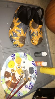 Painted Crocs Ideas, Croc Painting Ideas, Acoustic Guitar Painting, Croc Painting, Crocs Diy, Acrylic Aesthetic