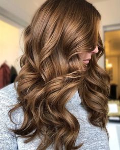 ¡Colores de cabello que son tendencia este 2021? Brunette Ombre, Golden Brown Hair, Gorgeous Hair Color, Brown Hair Balayage, Winter Hair Color, Brown Highlights, Brunette To Blonde, Brown Blonde Hair, Ombre Hair Color