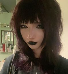 Pfp Grunge Dark, Goth Wolfcut, Alt Haircuts For Round Faces, Goth Girl Hairstyles, Haircut Medium Length With Bangs, Brown Hair Goth, V Bangs Goth, Black Hair Baddie, Pretty Emo Girl