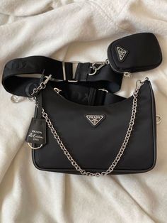 Prada Bag Re Edition, Classy Purses, Stile Hijab, Expensive Bag, My Style Bags, Black Handbag