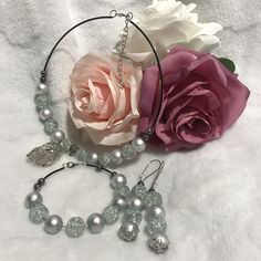 Crackle glass and gray beads.  Memory wire. Gray spacer glass beads with a 3D leaf and rhinestones charm. Includes: -Necklace  -Earrings  -Bracelet Grey Beads, Crackle Glass, Leaf Charms, Memory Wire, Glass Bead Necklace, Necklace Earrings, Gift For Women, Hoop Wreath, Jewelry Sets