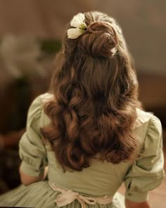 Flowers In Her Hair, Clipuri Video, Hair Reference, Dream Hair, Aesthetic Hair, Pretty Hairstyles