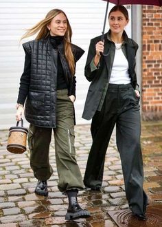 12 Of The Best Shoes To Wear With Cargo Pants Cargo Pants Outfit Ideas, Sneakers Guide, Style Wide Leg Jeans, Pants Outfit Ideas, Fashion Cowboy Boots, Cargo Pants Outfit, Feminine Top, Best Shoes, Stylish Pants