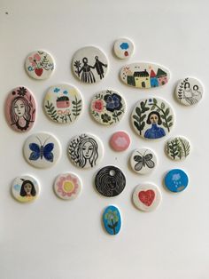 a bunch of buttons that are sitting on a table