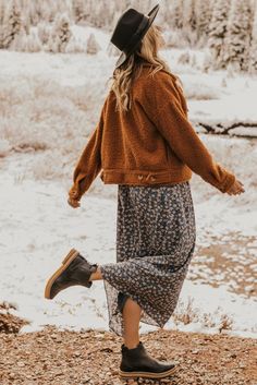 Hipster Outfits For Women Winter, Modern Boho Fall Outfits, Boho Office Outfit Winter, Winter Boho Shoes, Cozy Winter Dress Outfit, Cute Boho Winter Outfits, Boho Winter Dress Outfit, Casual Boho Winter Outfits, Bohemian Outfit Ideas Winter