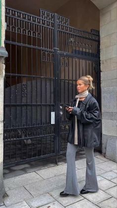 winter style. fall style. sweater aesthetic. leather jacket. scarf outfit. ear muffs. shearling. trench coat. sherpa bag. puffer jacket. ski aesthetic. tights. Estilo Rachel Green, Thrift Inspo, London Trip, Matilda Djerf