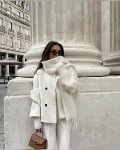 Fall Feminine Outfits, White Monochromatic Outfit, White Coat Outfit, Date Night Style, Fall Winter Style, Winter Date Night Outfits, New York Outfits, Monochromatic Outfit