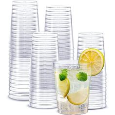 there are many glasses that have lemons in them