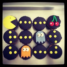 cupcakes decorated to look like pacman and pacman