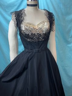 1940s Evening Dresses, Vintage Polka Dot Dress, Beautiful Cocktail Dresses, Vintage Formal Dresses, Vintage Dresses 50s, Full Skirt Dress, Belt Vintage, Pitch Black, Taffeta Dress