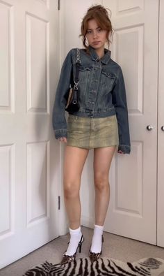 2000s Jean Jacket Outfit, Bingo Outfit Ideas, Y2k Style Mini Denim Skirt For Fall, Demin On Demin Outfits, Denim Jacket Y2k Outfit, Jean Jacket Outfits Aesthetic, Y2k Mini Denim Skirt For Fall, Denim Jacket Outfit Aesthetic