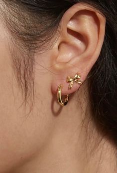 Good Ear Piercings, Double Gold Piercing, Earrings For Doubles, Gold Earrings Combination, Earring Inspiration Gold, Earrings Inspiration Gold, Ear Piercing Styling Gold, Gold Earrings Aesthetic Simple, Gold Earring Stack Aesthetic