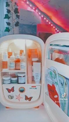 Mini Fridge Organization Skincare, Skin Care Fridge Aesthetic, Skincare Fridge Aesthetic, Skin Care Organization, Rangement Makeup, Skincare Fridge, Care Organization, Skincare Organization, Morning Skin Care Routine